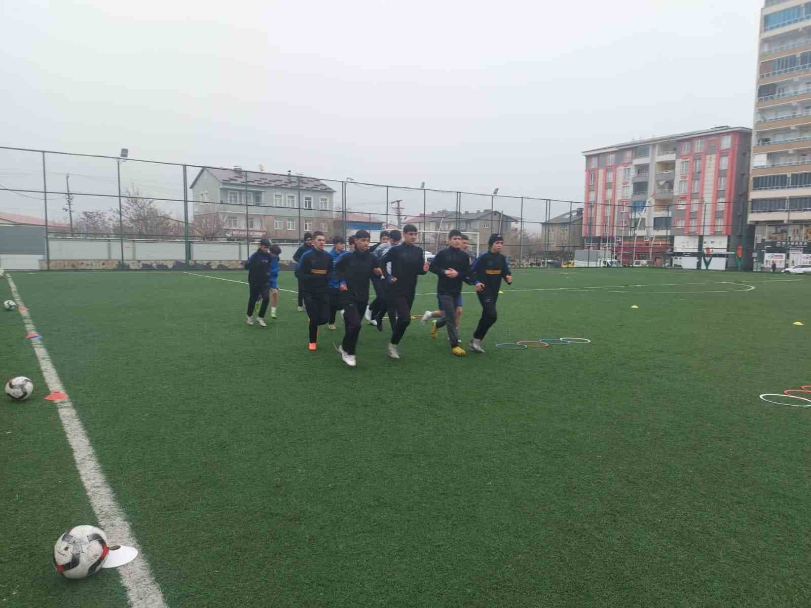 Muş’ta futbol antrenmanları sürüyor