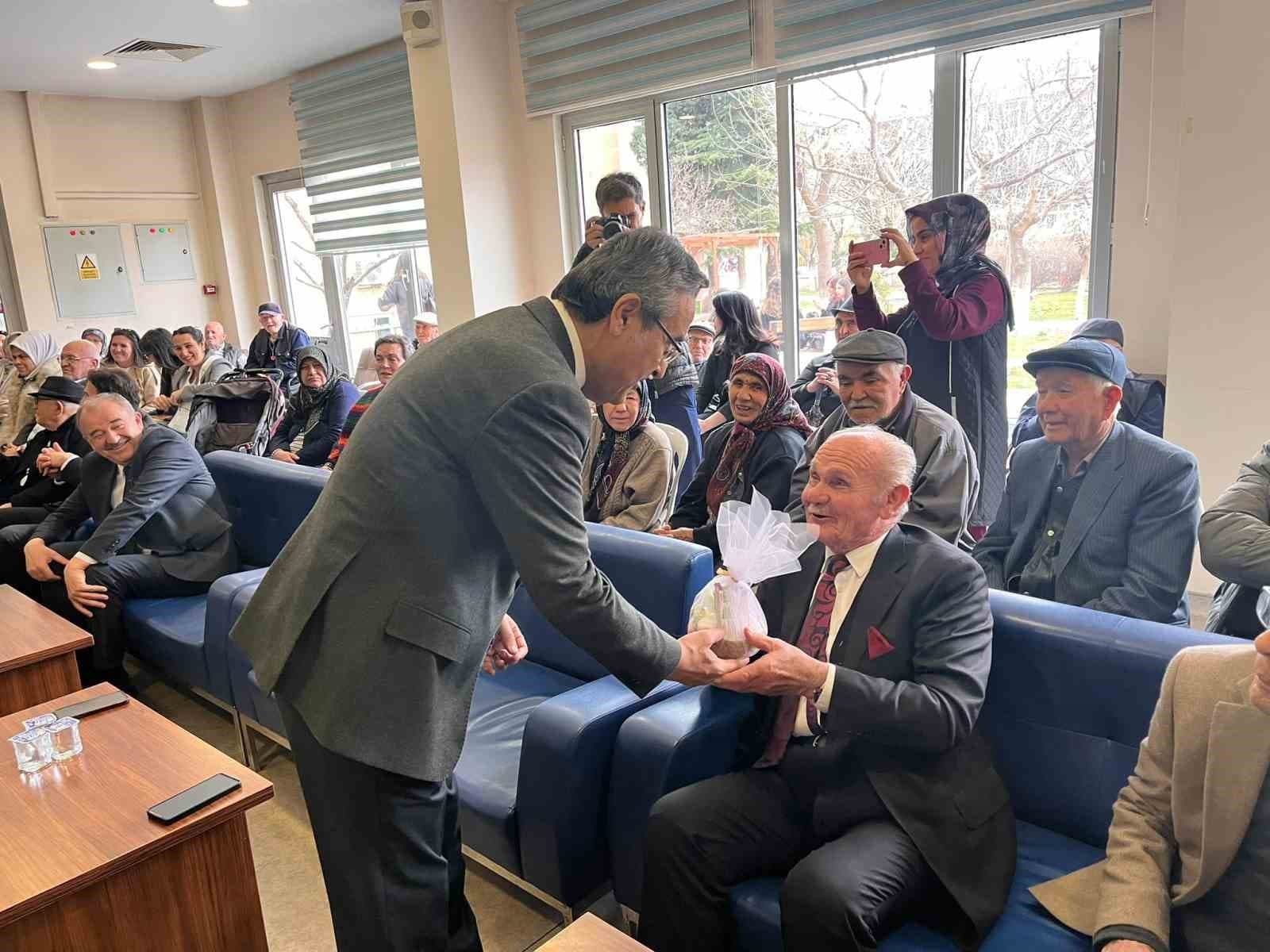 Miniklerden huzurevi sakinlerine anlamlı ziyaret