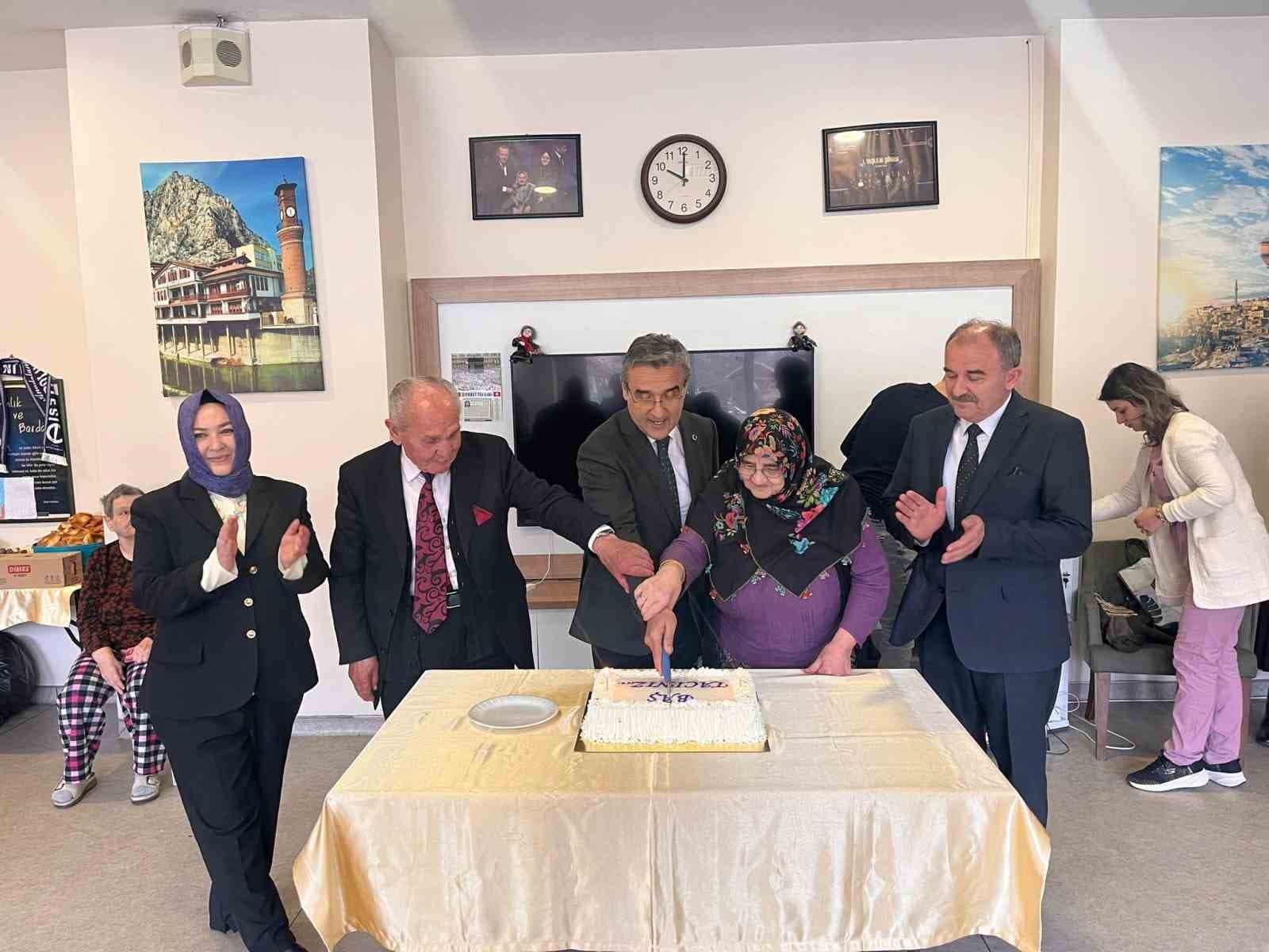 Miniklerden huzurevi sakinlerine anlamlı ziyaret