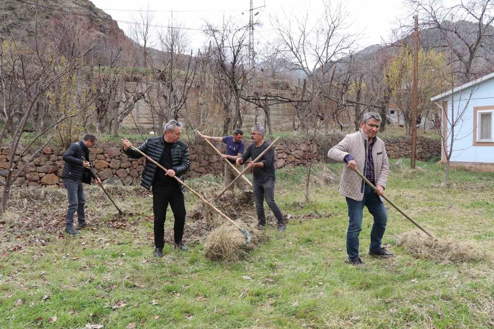 Erzurum’da köylerde bahçe bakım çalışmaları başladı