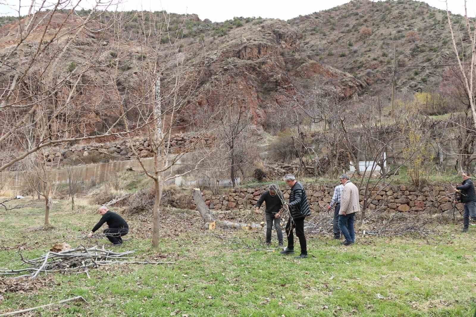 Erzurum’da köylerde bahçe bakım çalışmaları başladı