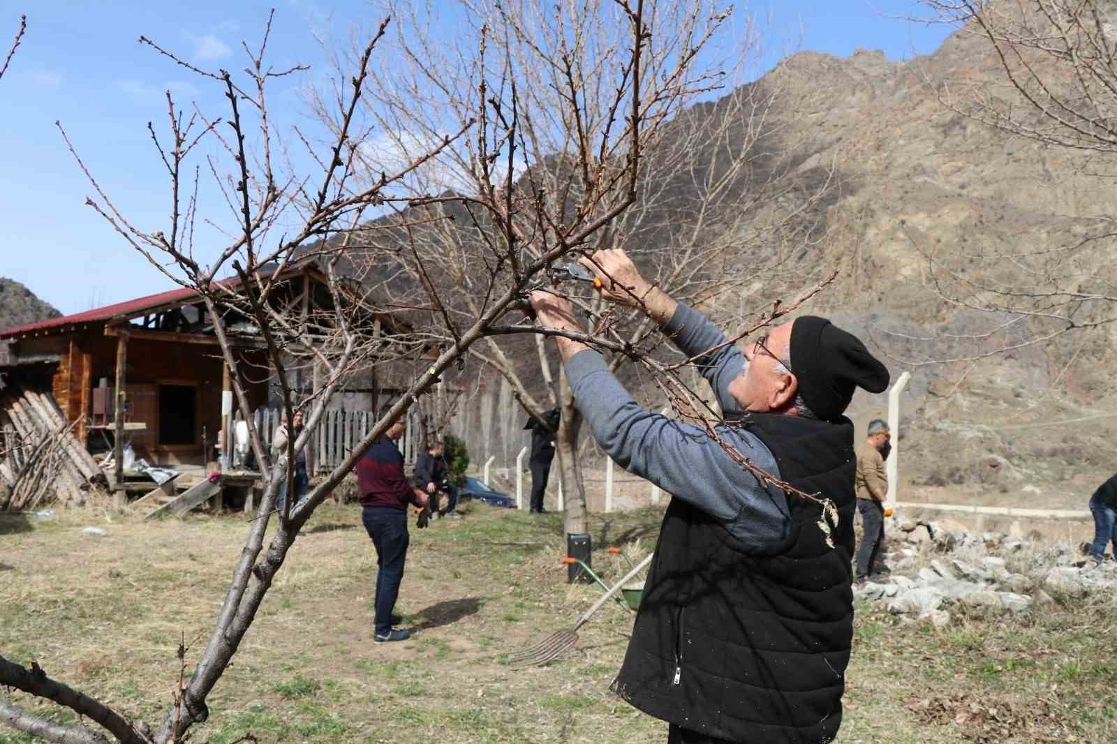 Erzurum’da köylerde bahçe bakım çalışmaları başladı
