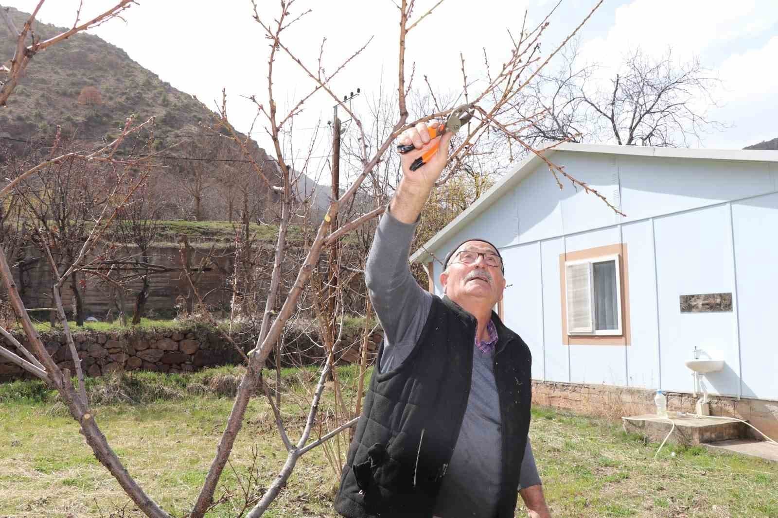 Erzurum’da köylerde bahçe bakım çalışmaları başladı