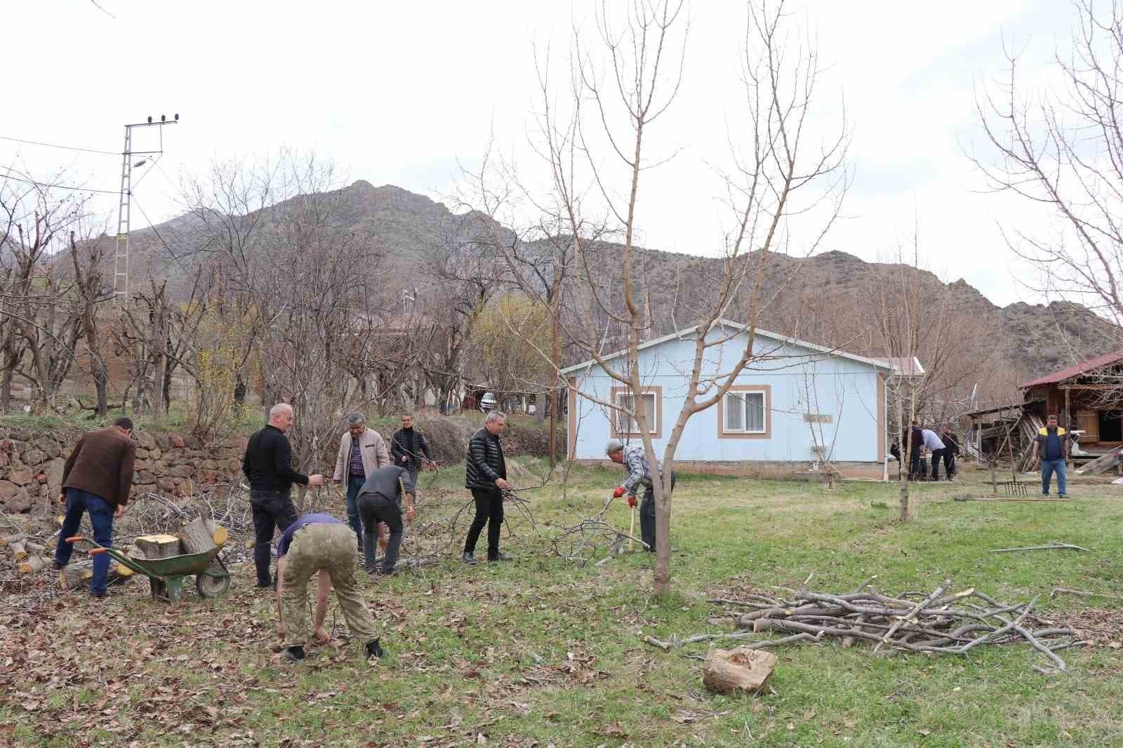 Erzurum’da köylerde bahçe bakım çalışmaları başladı