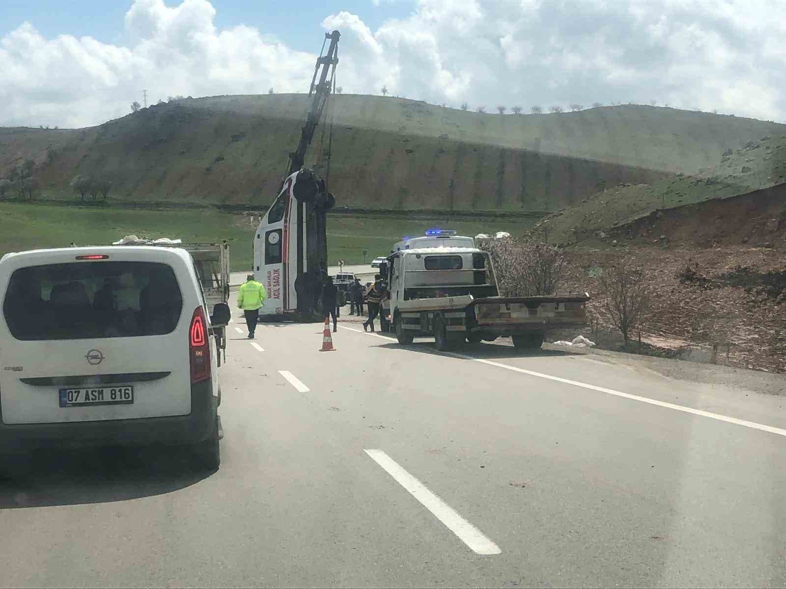 Siirt’te hasta taşıyan ambulans devrildi