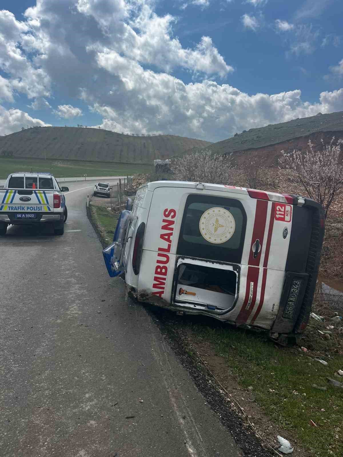 Siirt’te hasta taşıyan ambulans devrildi