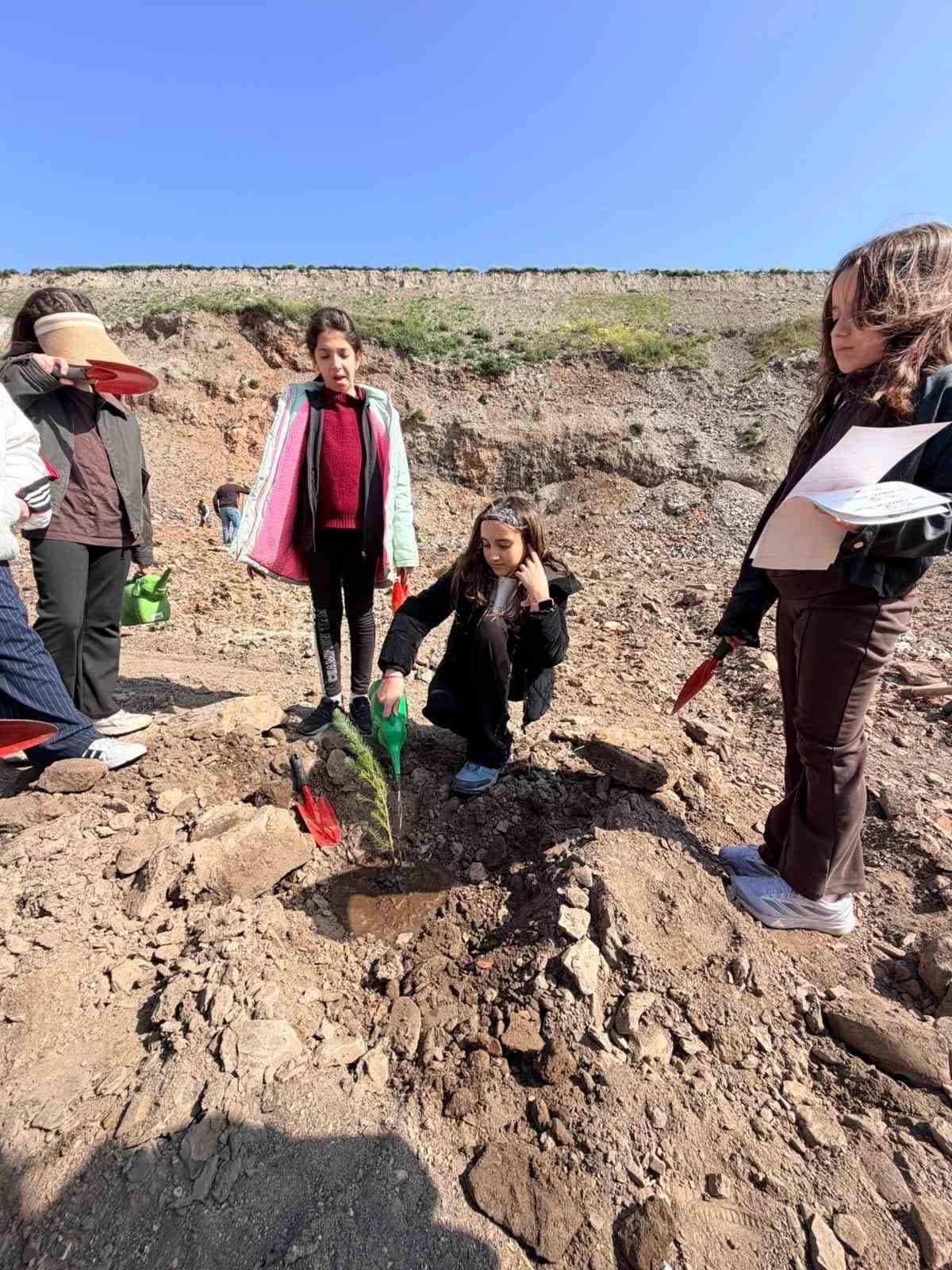 Aydın’da Orman Haftası’nda fidanlar toprakla buluştu
