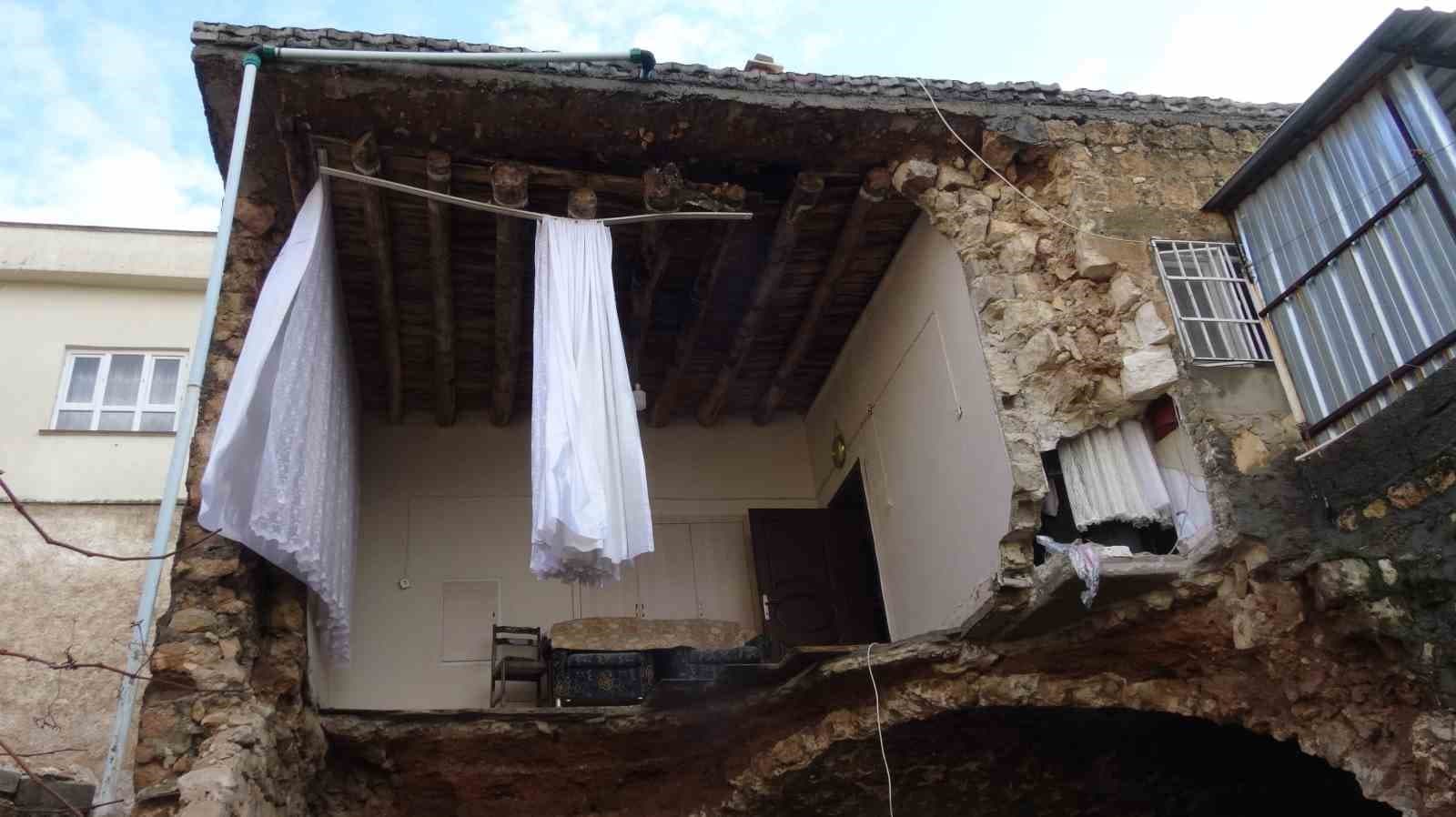 Gercüş’te sağanak yağışlara dayanamayan ev çöktü