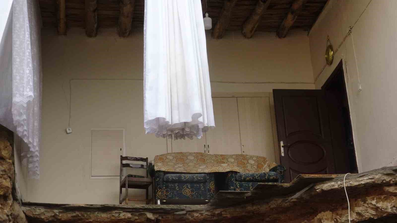 Gercüş’te sağanak yağışlara dayanamayan ev çöktü