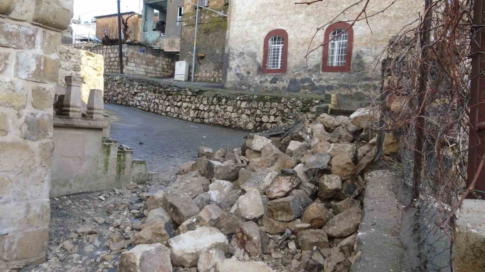 Gercüş’te sağanak yağışlara dayanamayan ev çöktü