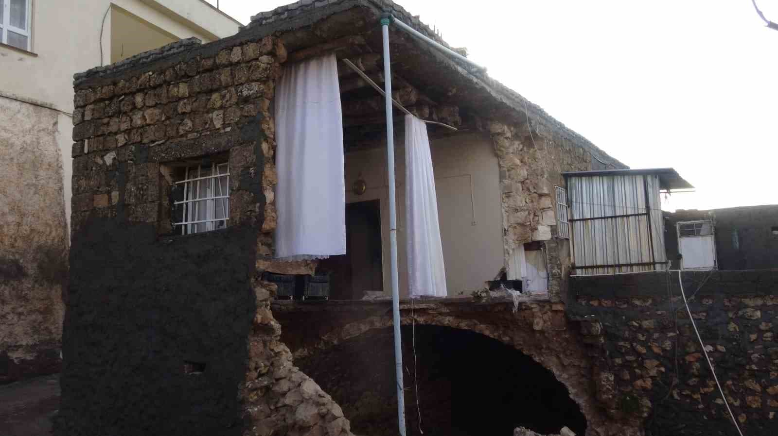 Gercüş’te sağanak yağışlara dayanamayan ev çöktü