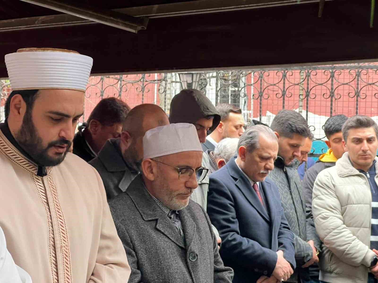 Fatih’te çöken binada hayatını kaybeden yaşlı kadın son yolculuğuna uğurlandı