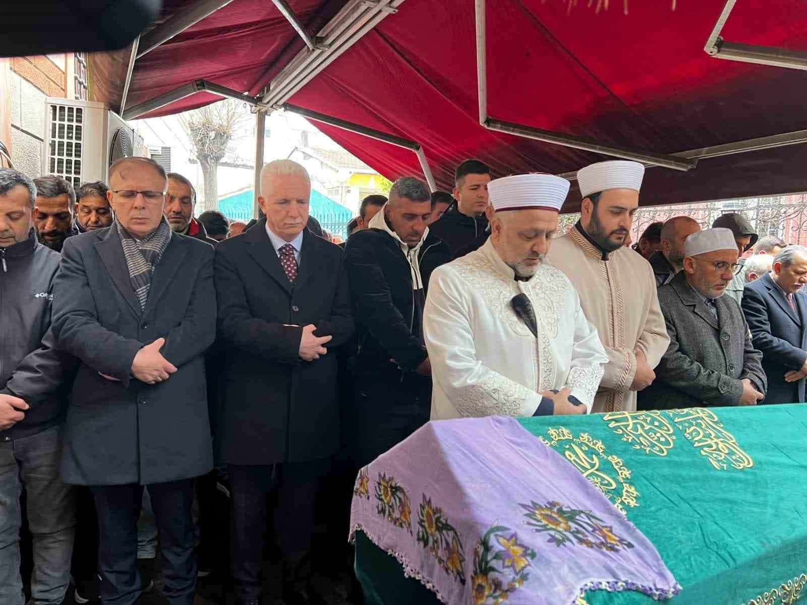 Fatih’te çöken binada hayatını kaybeden yaşlı kadın son yolculuğuna uğurlandı