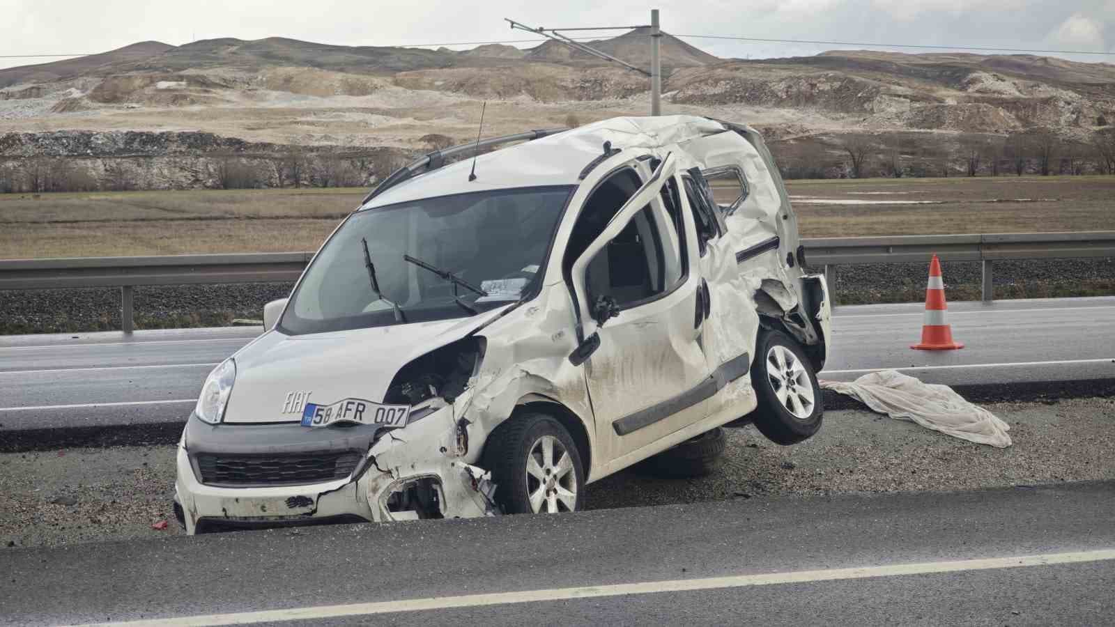 Emniyet kemerini takmayan sürücü araçtan fırladı