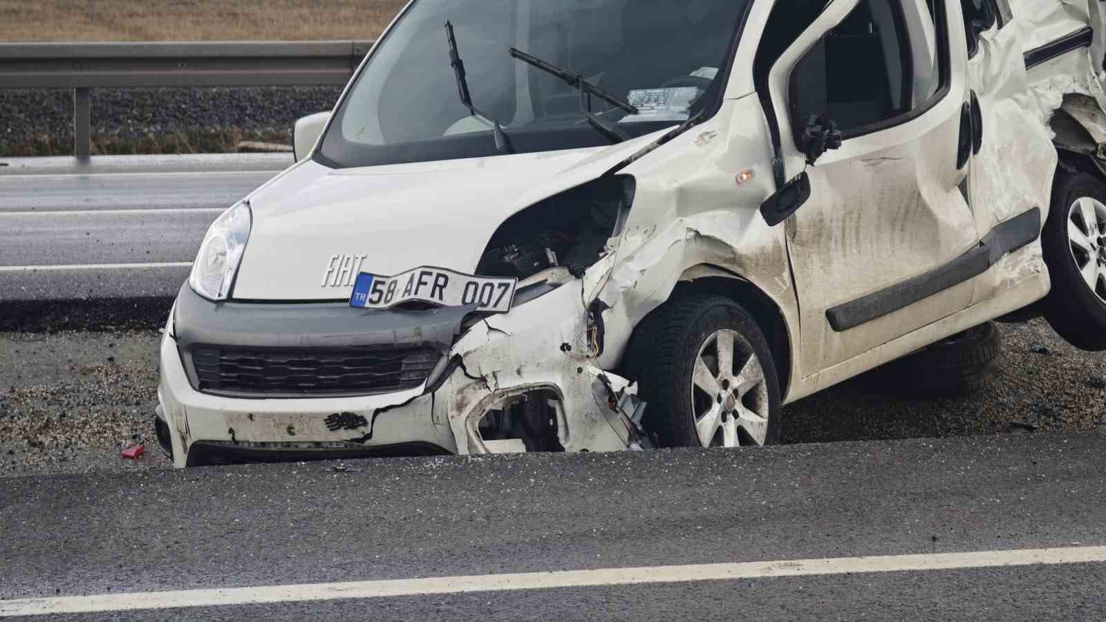 Emniyet kemerini takmayan sürücü araçtan fırladı