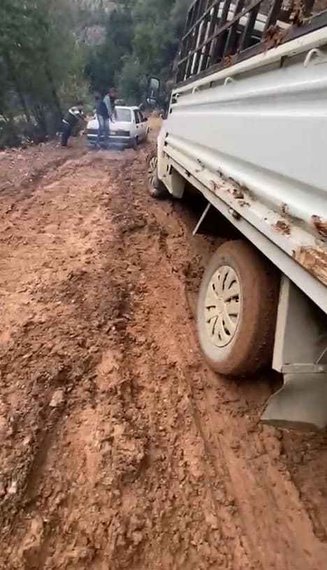 Heyelan sonrası yol çamura bulandı, offroad yarışlarını aratmayan görüntüler ortaya çıktı