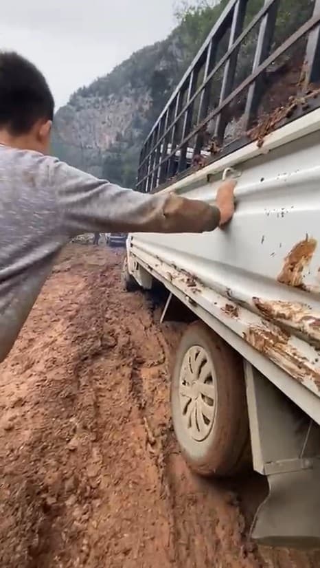 Heyelan sonrası yol çamura bulandı, offroad yarışlarını aratmayan görüntüler ortaya çıktı