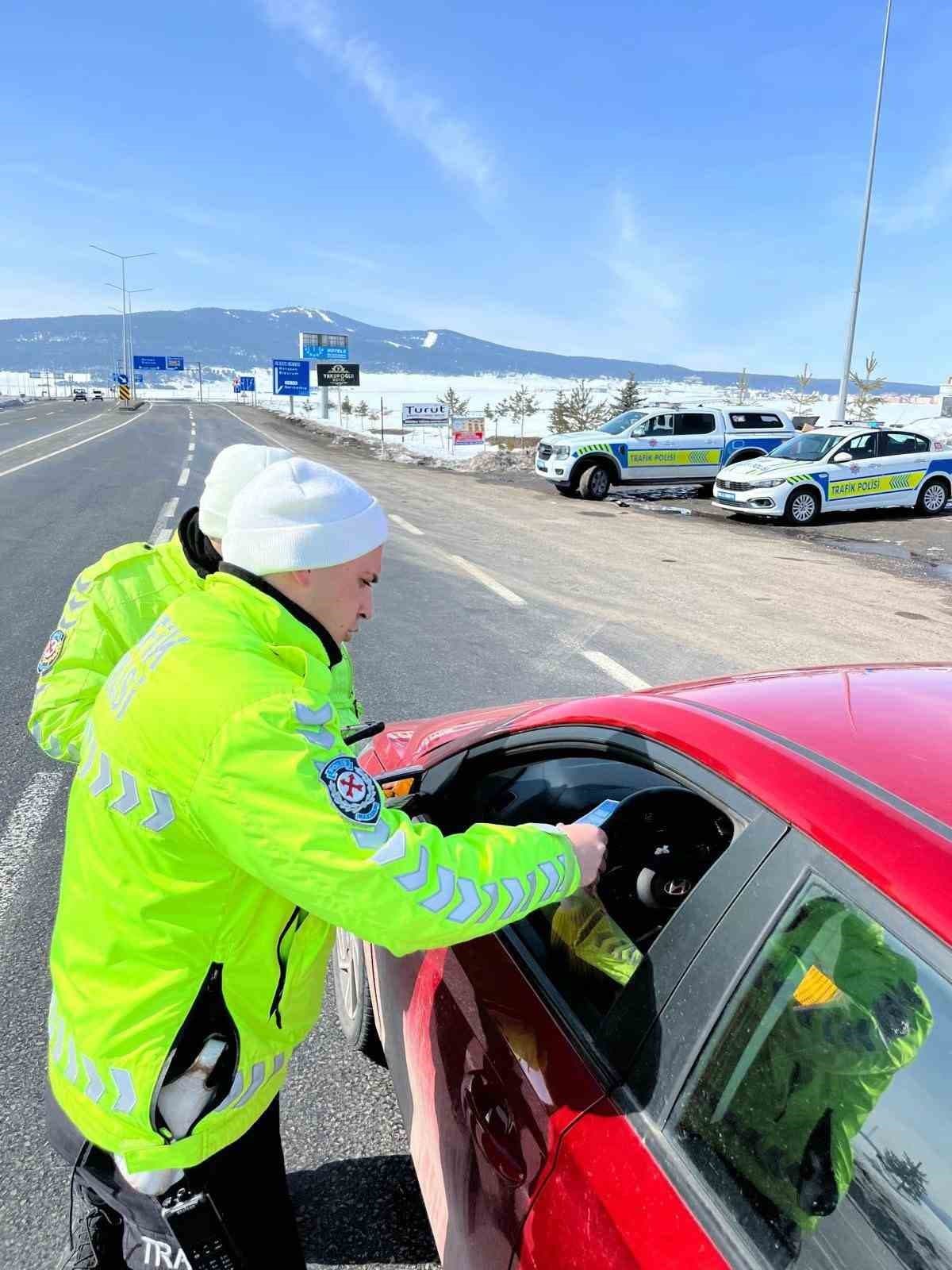Kars’ta trafik denetimleri aralıksız sürüyor