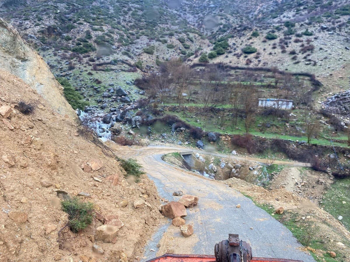 Batman’da heyelan: Köy yolları ulaşıma kapandı