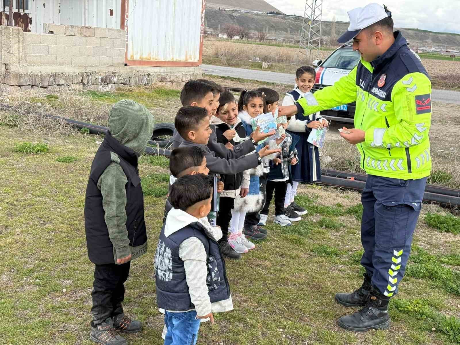 Çocukların bayram harçlıkları jandarmadan