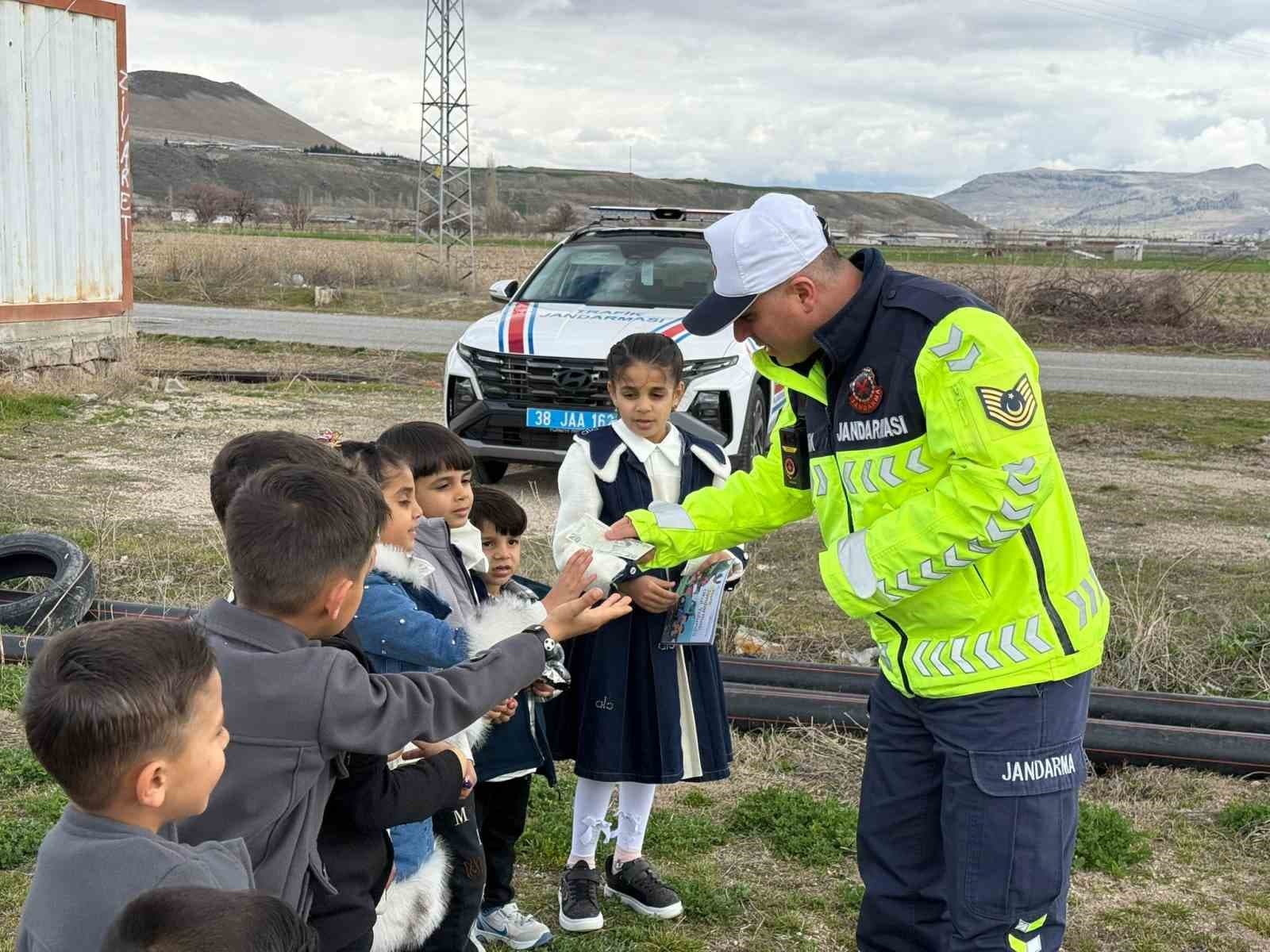 Çocukların bayram harçlıkları jandarmadan