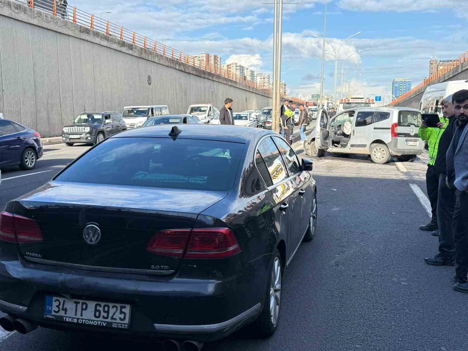 Diyarbakır’da düğün konvoyunda kaza: 3 yaralı