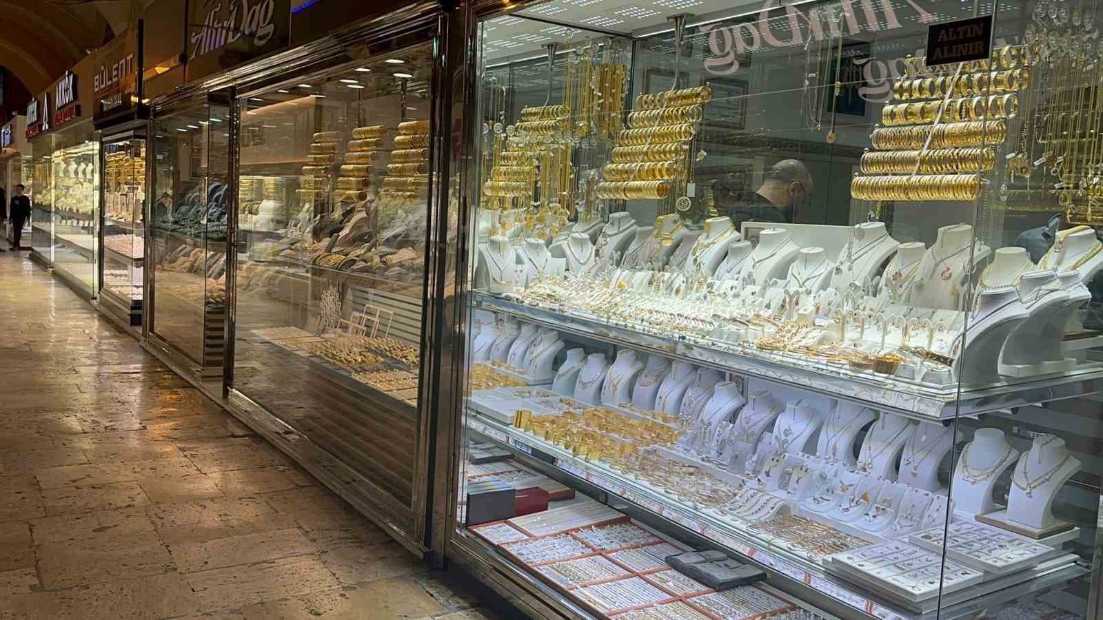 Altında bankalar ile canlı piyasadaki makas gramda 500 lirayı geçti