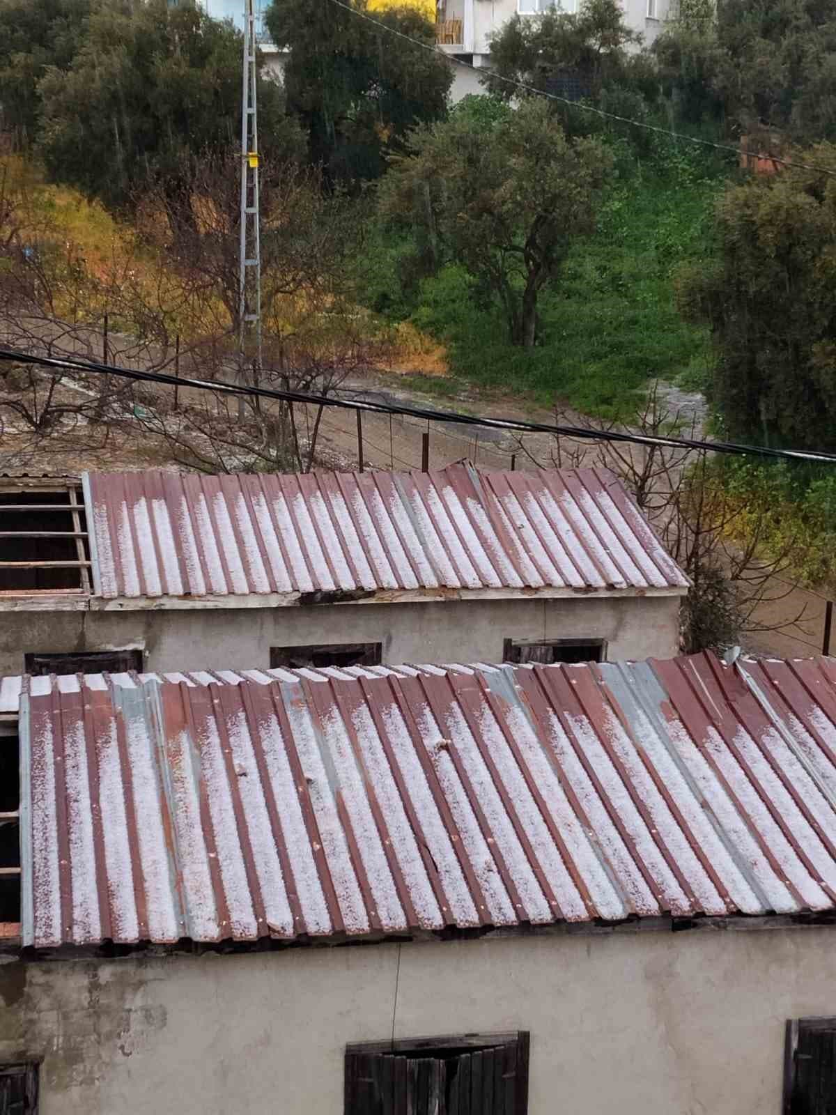 Köşk’te dolu yağışı etkili oldu, yollar beyaza büründü