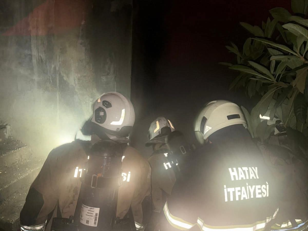 Antakya’da binanın bodrum katında yangın