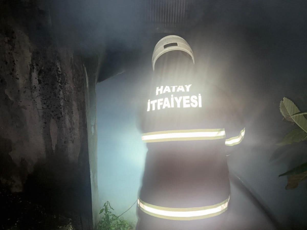 Antakya’da binanın bodrum katında yangın