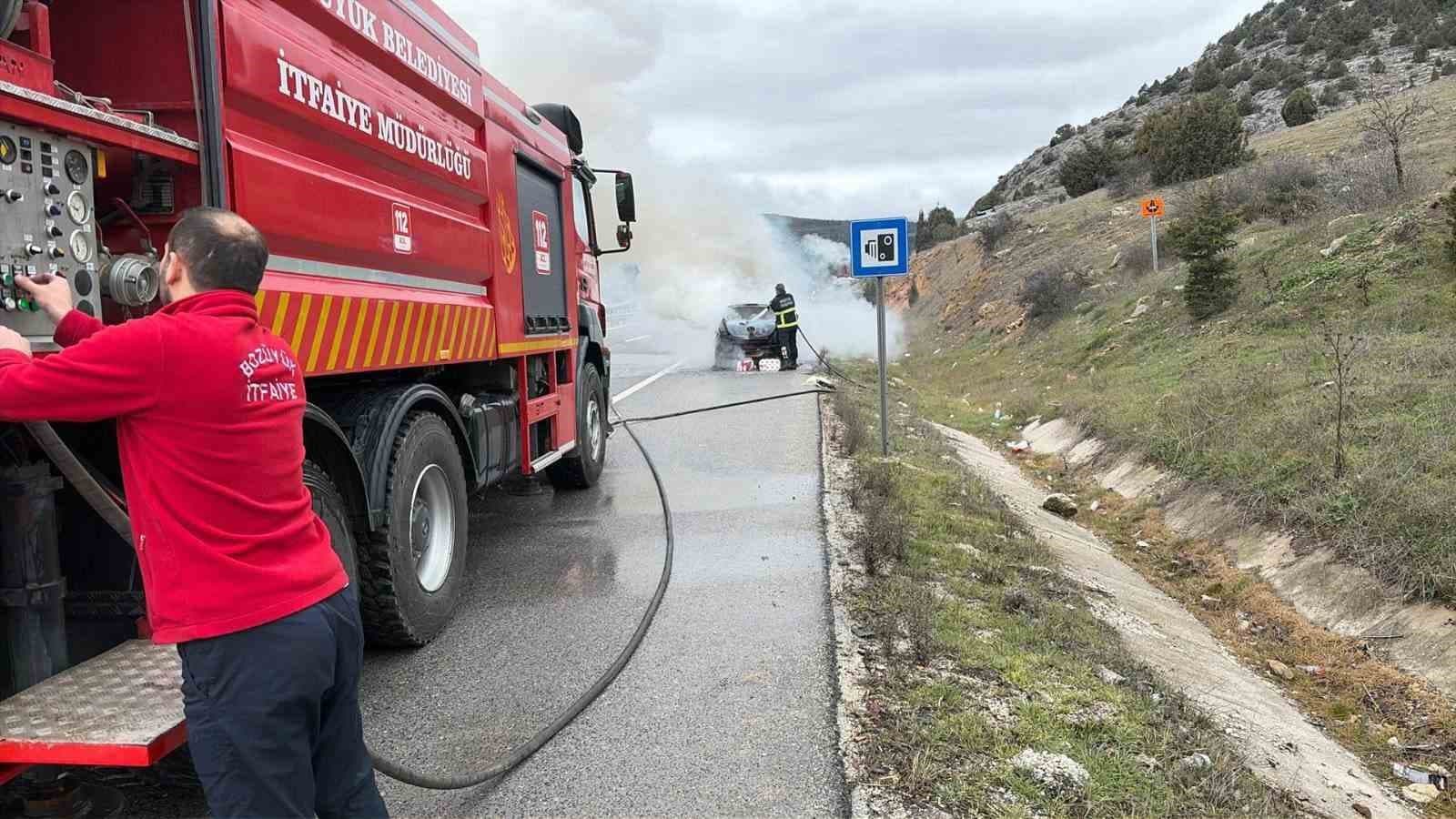 Seyir halindeki araç bir anda alev aldı