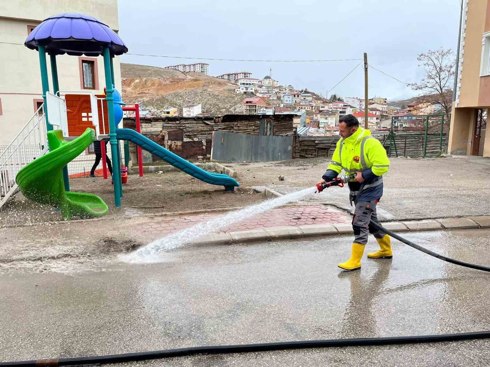 Bayburt’ta bahar temizliği kapsamında yollar ve kaldırımlar tazyikli suyla yıkanıyor