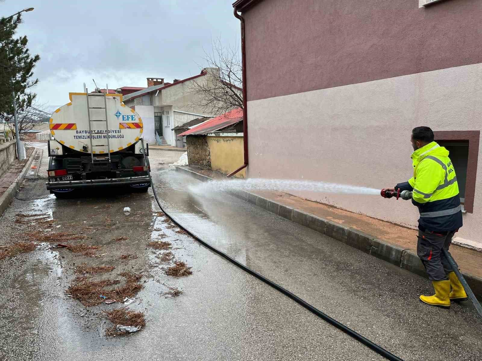 Bayburt’ta bahar temizliği kapsamında yollar ve kaldırımlar tazyikli suyla yıkanıyor