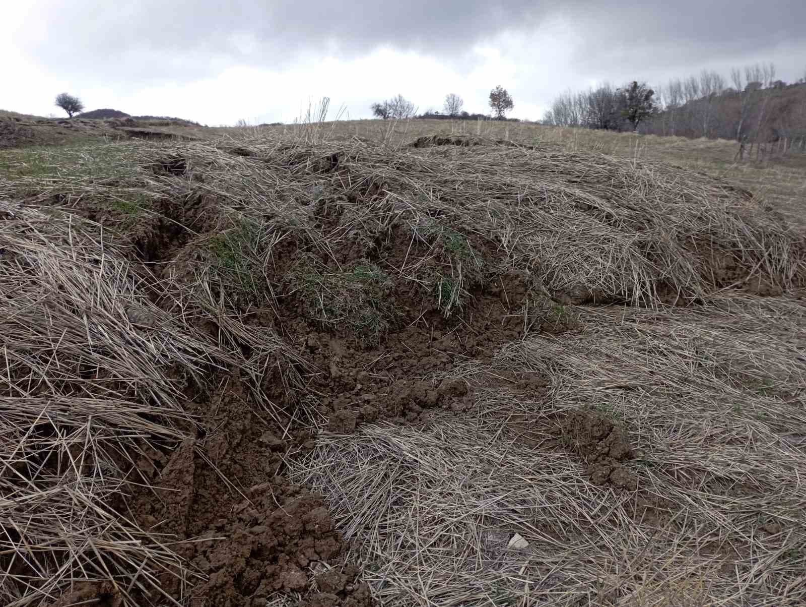 Tokat’ta yağış sonrası heyelan tarlayı kullanılamaz hale getirdi