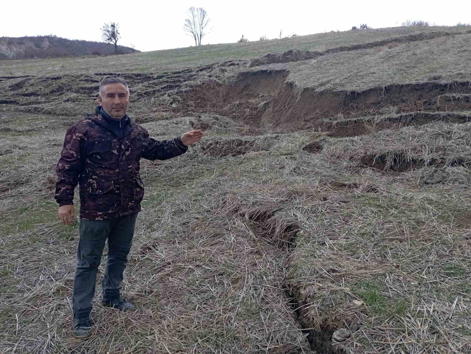 Tokat’ta yağış sonrası heyelan tarlayı kullanılamaz hale getirdi