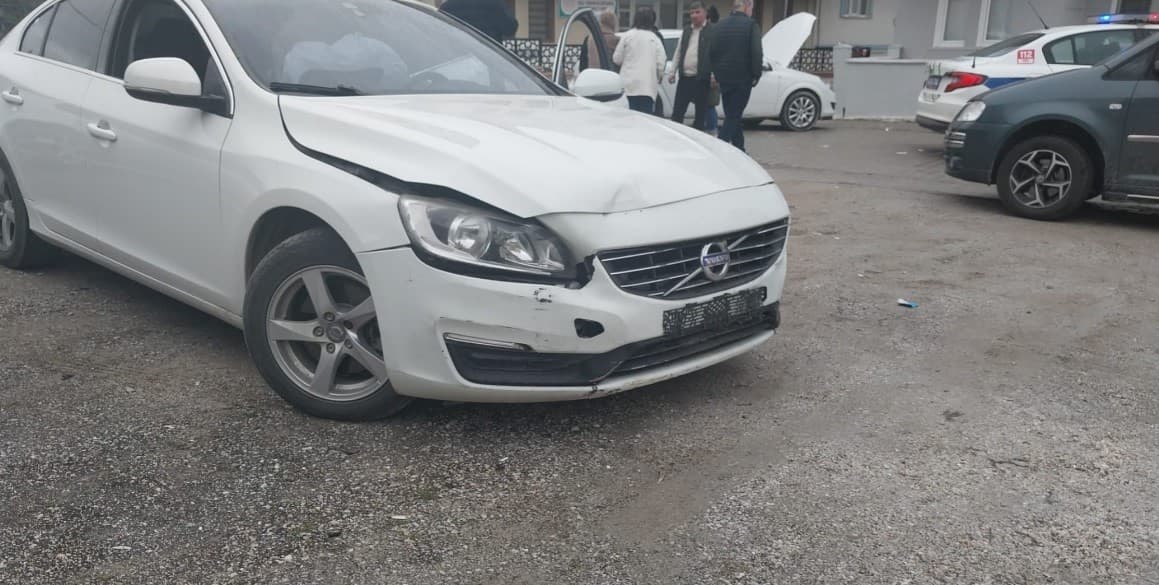 Tavşanlı’da iki otomobil çarpıştı 1 bebek 3 kişi yaralandı