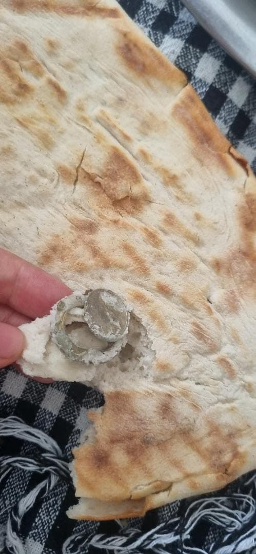 Ekmeğin içerisinden bozuk para halkası çıktı