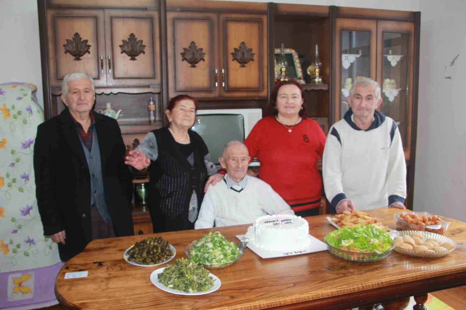 Asırlık dede, 102’nci yaşını pasta keserek karşıladı: "Sıhhatim gençlik gibi devam ediyor"