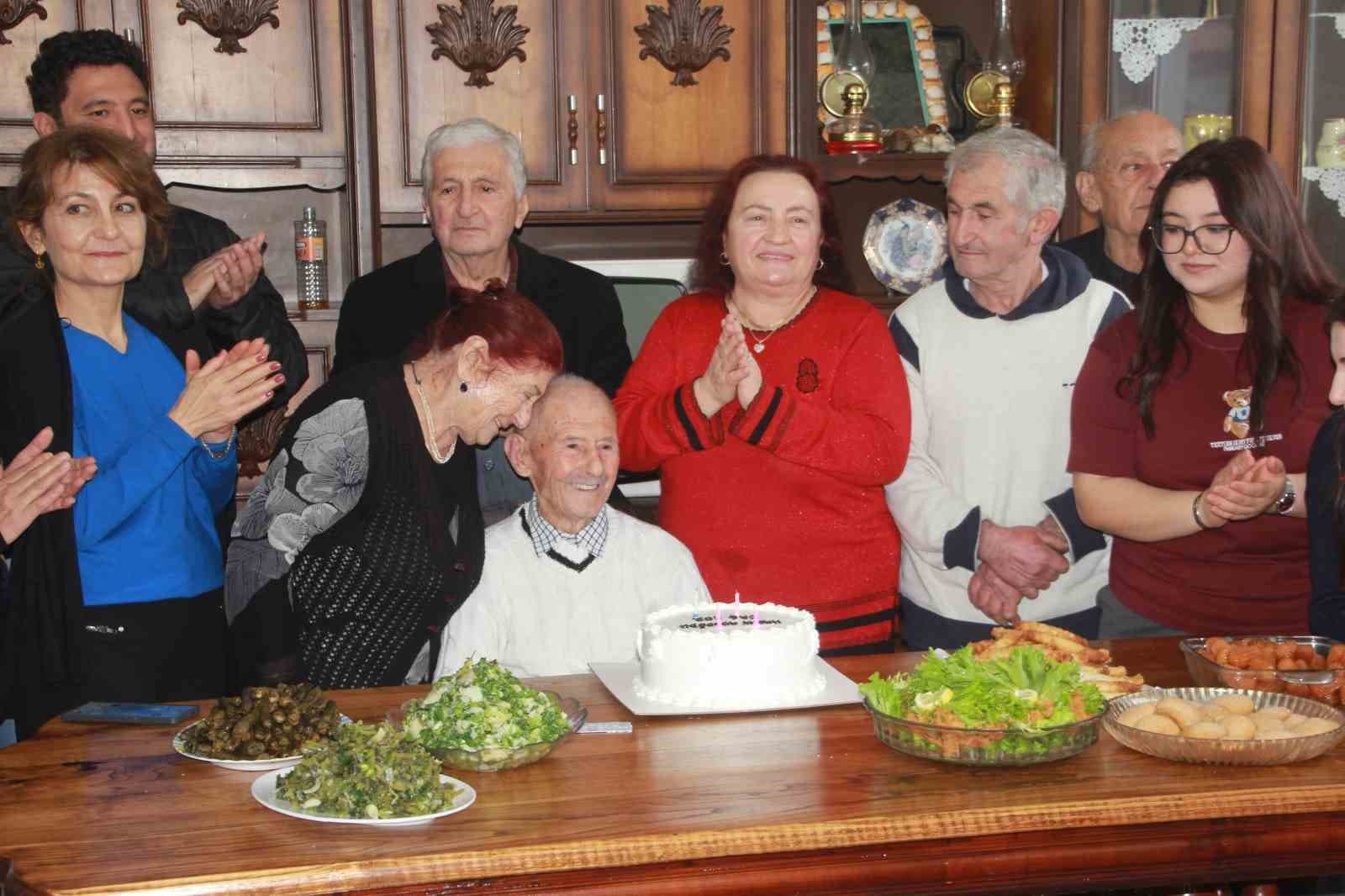 Asırlık dede, 102’nci yaşını pasta keserek karşıladı: "Sıhhatim gençlik gibi devam ediyor"