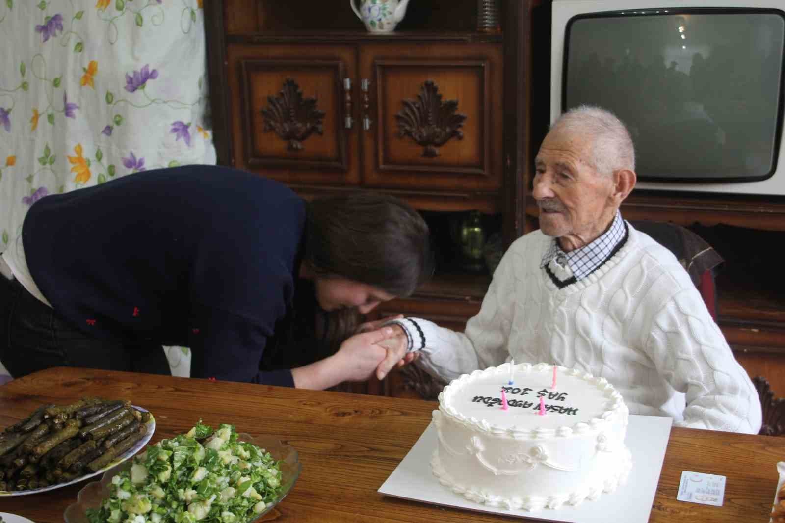 Asırlık dede, 102’nci yaşını pasta keserek karşıladı: "Sıhhatim gençlik gibi devam ediyor"