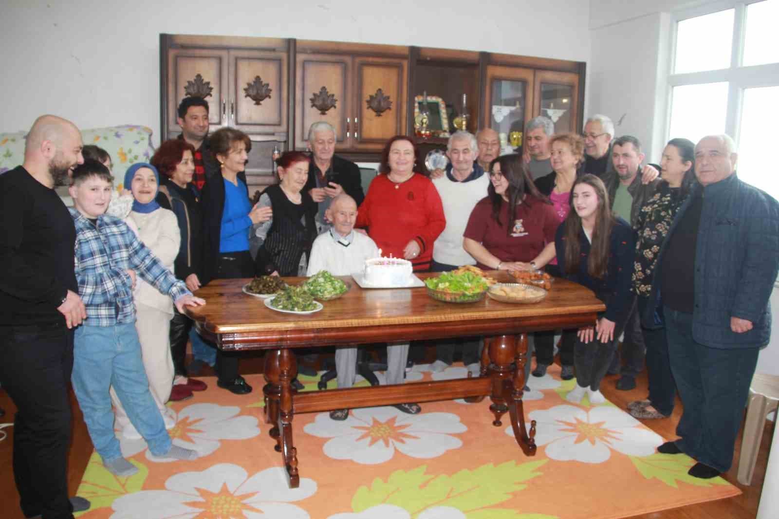 Asırlık dede, 102’nci yaşını pasta keserek karşıladı: "Sıhhatim gençlik gibi devam ediyor"
