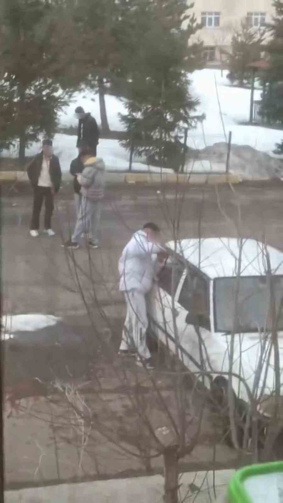 Tornavida ile otomobilin kapısını zorlayan gençler kameraya yakalandı