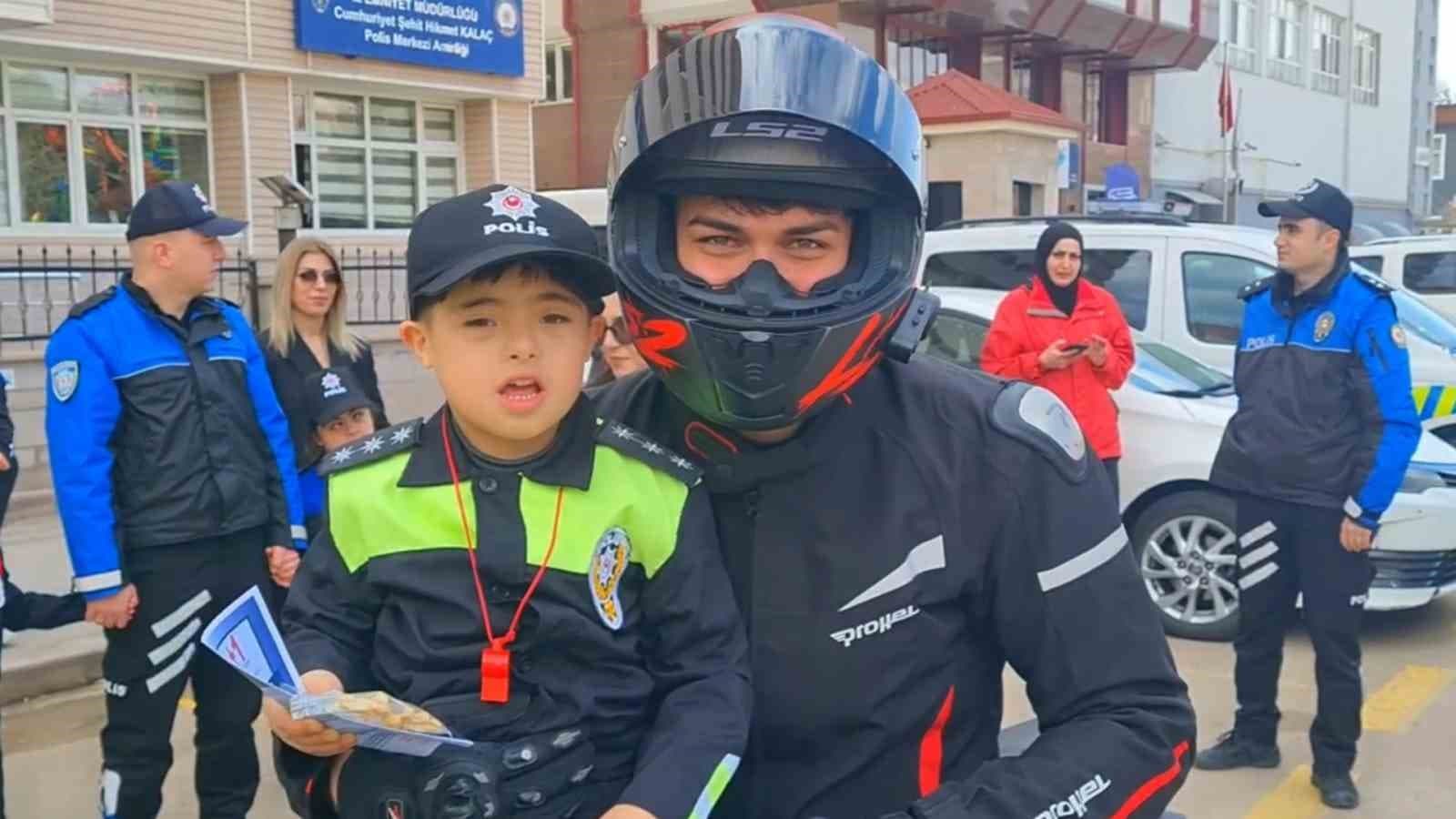 Polis üniforması giyen özel öğrenciler sürücülere trafik kurallarını hatırlattı