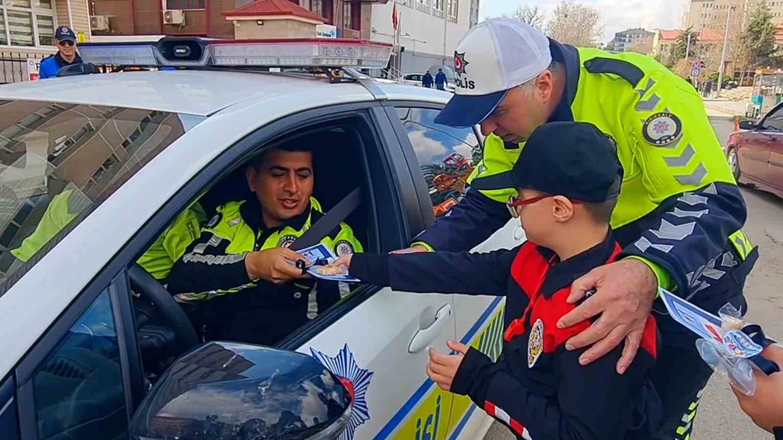 Polis üniforması giyen özel öğrenciler sürücülere trafik kurallarını hatırlattı