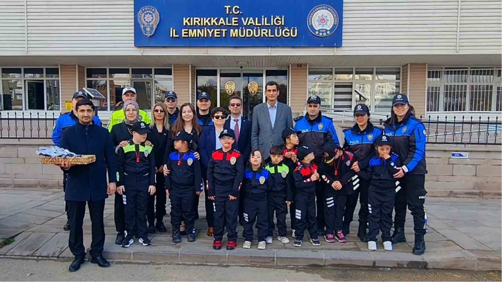 Polis üniforması giyen özel öğrenciler sürücülere trafik kurallarını hatırlattı