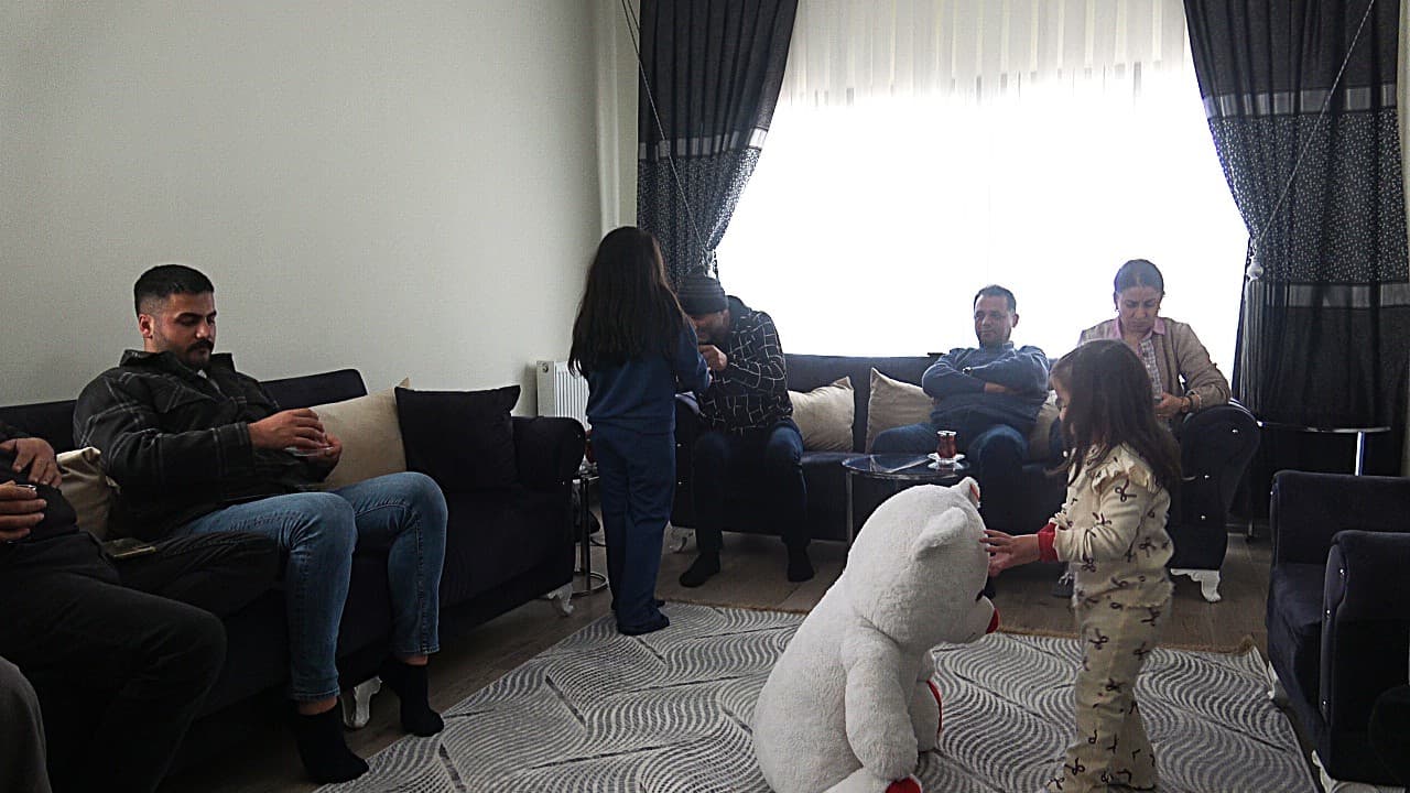 ’Evsizlik kötü’ diyen depremzede, bayramını ailesiyle TOKİ’deki yuvasında geçirdi