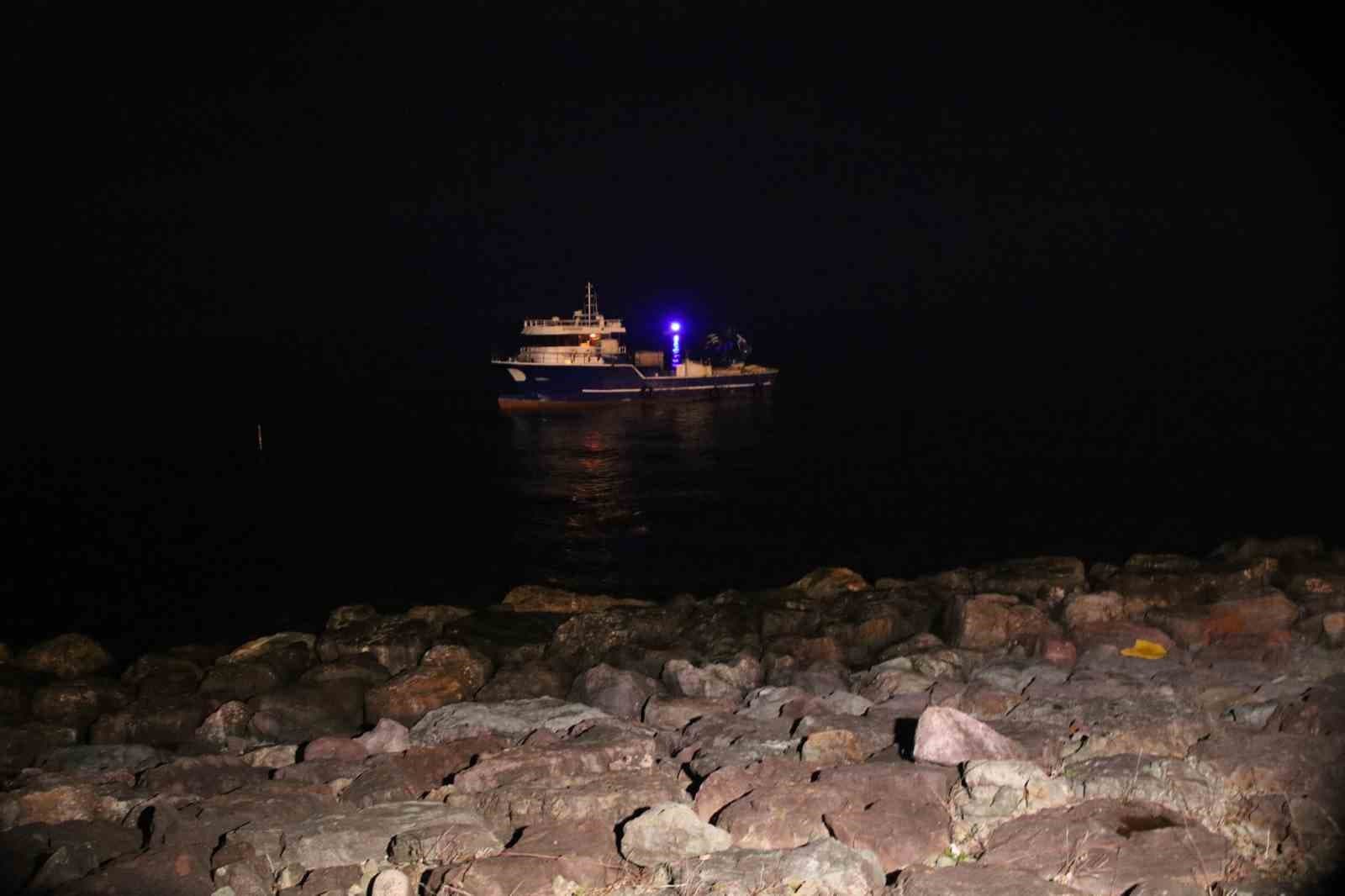 Rize’de kafes balıkçılığında kullanılan balıkçı motoru karaya oturdu