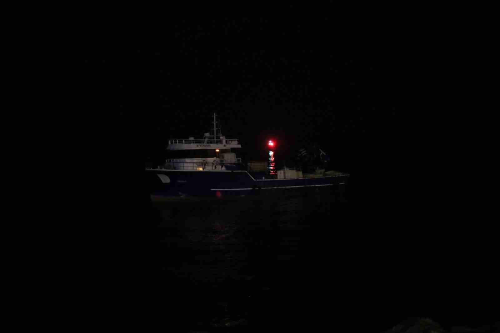 Rize’de kafes balıkçılığında kullanılan balıkçı motoru karaya oturdu