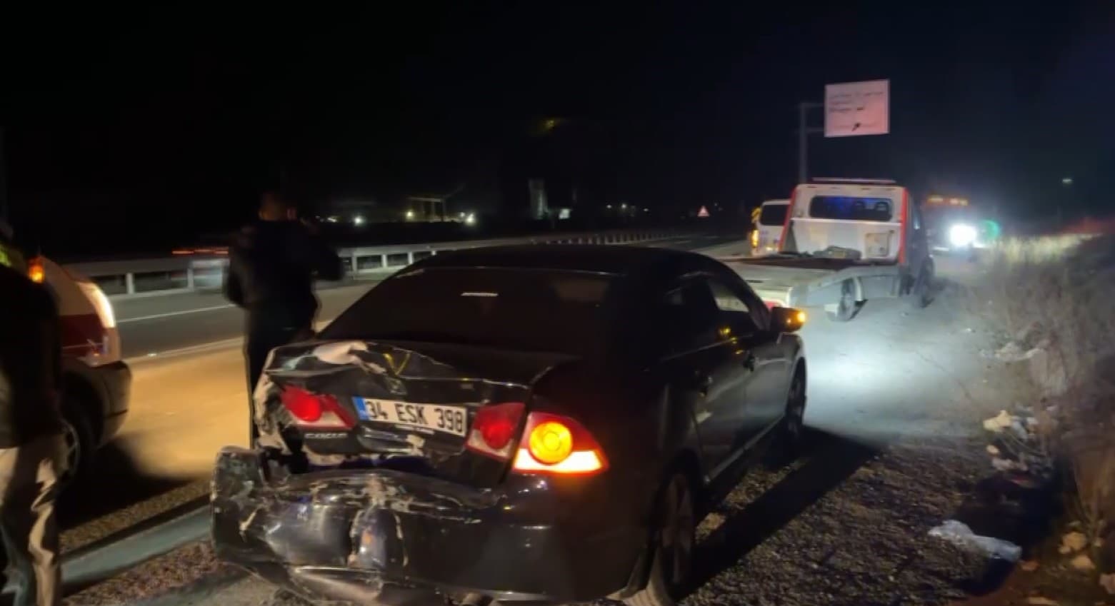 D100’de iki otomobil çarpıştı: 2 yaralı