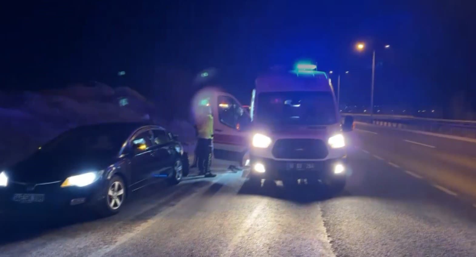 D100’de iki otomobil çarpıştı: 2 yaralı